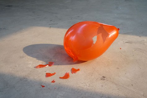 No, I insist (2014) Image courtesy of Mak Ying Tung