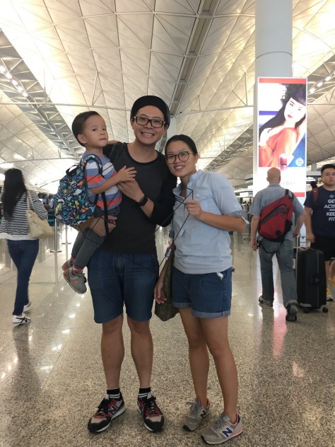 阿朱孩子跟著媽媽送行, 臨別依依