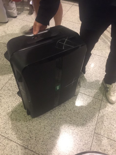 被人用粉筆畫上「X」標記的行李袋 (照片由陳佩玲提供)