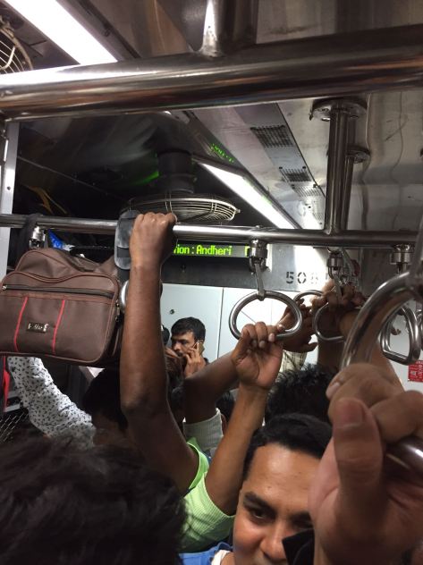 藝術家阿朱特別欣賞印度乘客的和藹可親與互助精神