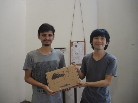 海狗把三個「流動電台發射儀器」轉讓了給一位剛畢業的藝年青藝術家和兩位學生